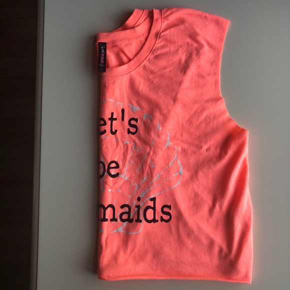 ⭐️ Cropped Graphic Tank ⭐️ - Picture 2 of 3